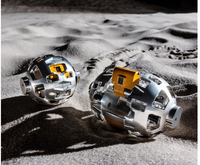 精選 4 變形微型月球車展開前(左)與展開後(右)。(圖/JAXA/TOMY/Sony Group Corporation/Doshisha University)