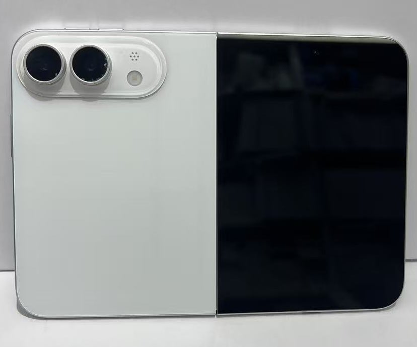 摺疊 iPhone 最新諜照來了!傳僅有白色、售價突破6萬台幣 1 根據知名爆料人SonnyDickson指出,蘋果iPhone Fold僅會提供白色一款。(圖/取自@SonnyDickson X)