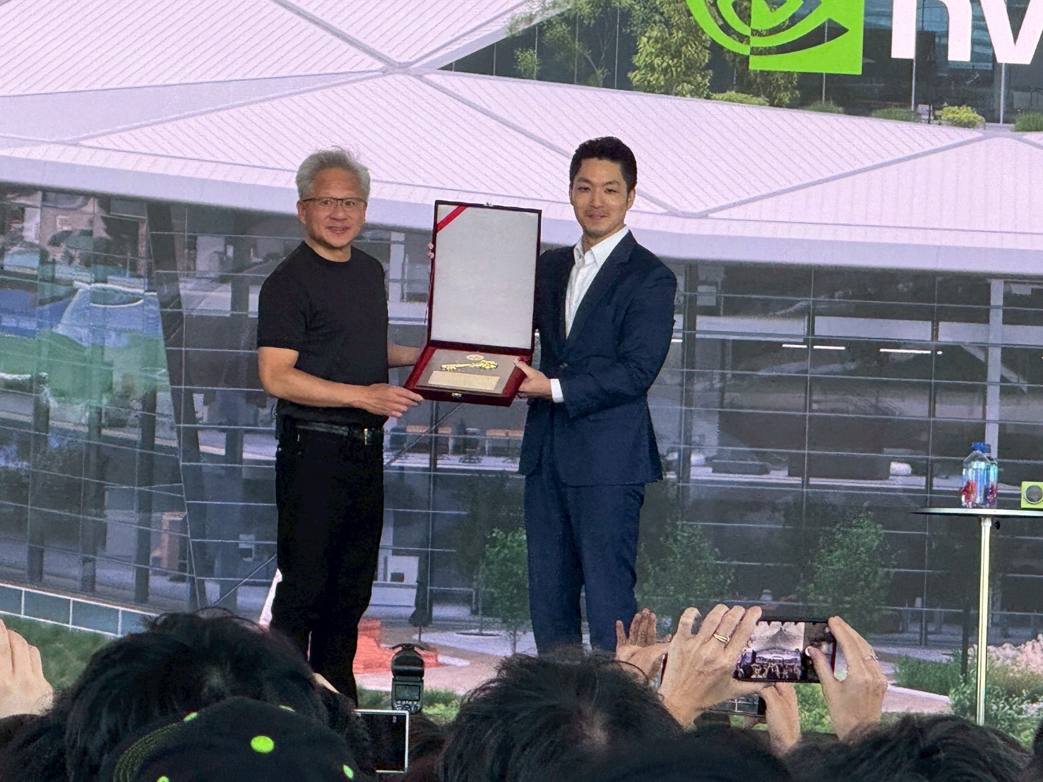COMPUTEX 2026/蔣萬安出席黃仁勳演講 北市府將與輝達合作優化北捷 1 台北市長蔣萬安與輝達執行長黃仁勳日前在北士科合體。資料照。(圖/記者黃仁杰攝影)