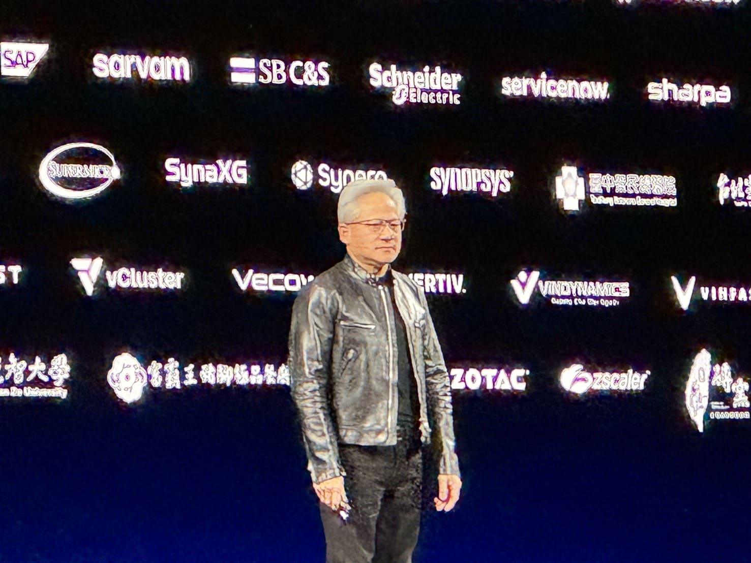 COMPUTEX 2026/黃仁勳宣告POD級平台Vera Rubin全面投產 效能再飆10倍 1 輝達(NVIDIA)執行長黃仁勳現身北流進行GTC主題演講,宣告「NVIDIA Vera Rubin」運算平台進行全面量產。(圖/記者 孟圓琦攝)