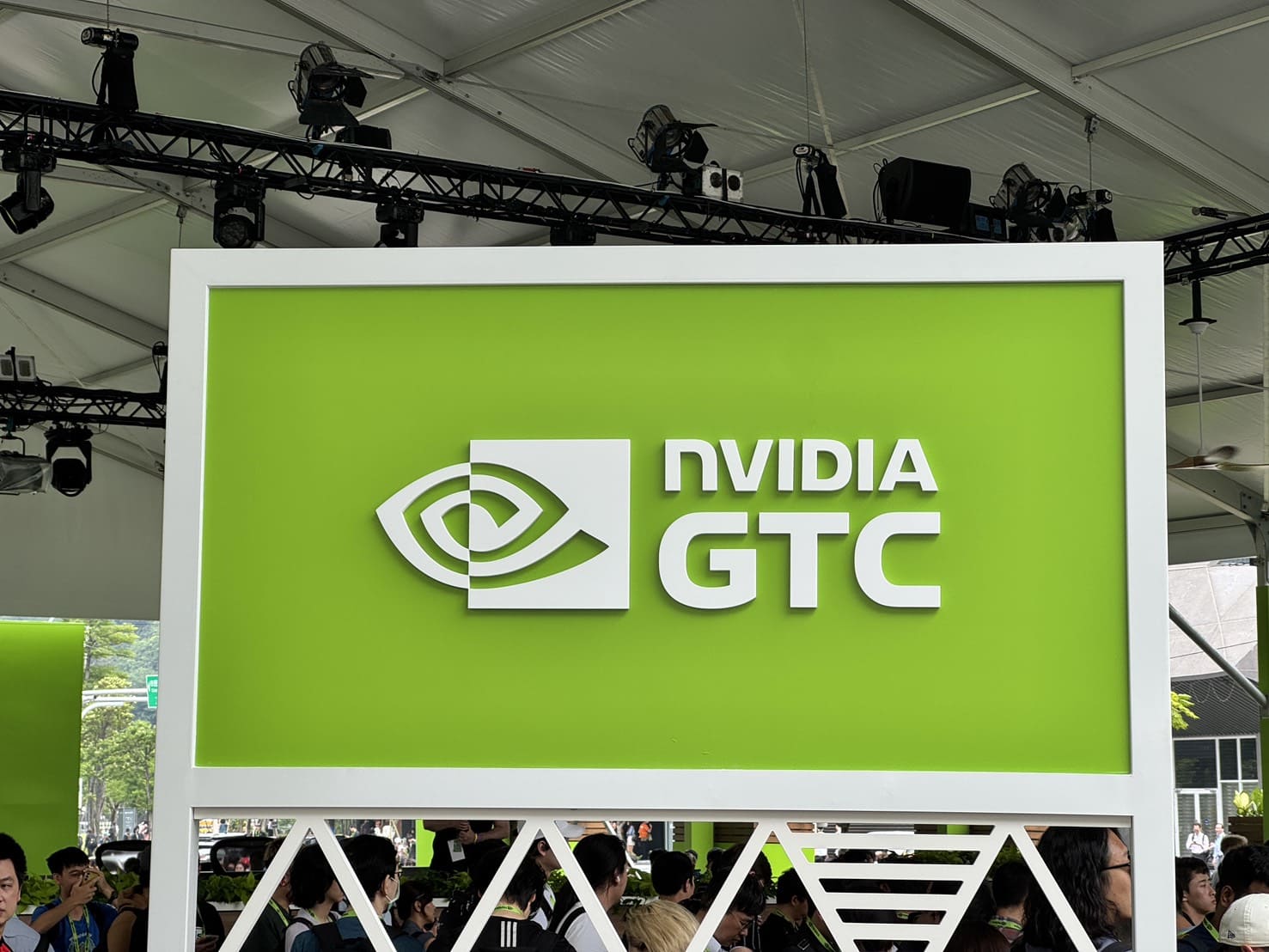 COMPUTEX 2026/黃仁勳宣告POD級平台Vera Rubin全面投產 效能再飆10倍 3 黃仁勳指出,Vera Rubin 正是為這一時刻而生——它是個人工智慧工廠引擎,能夠大規模地提供智能,並具備推動下一輪工業革命所需的性能、效率和安全性。(圖/記者 孟圓琦攝)
