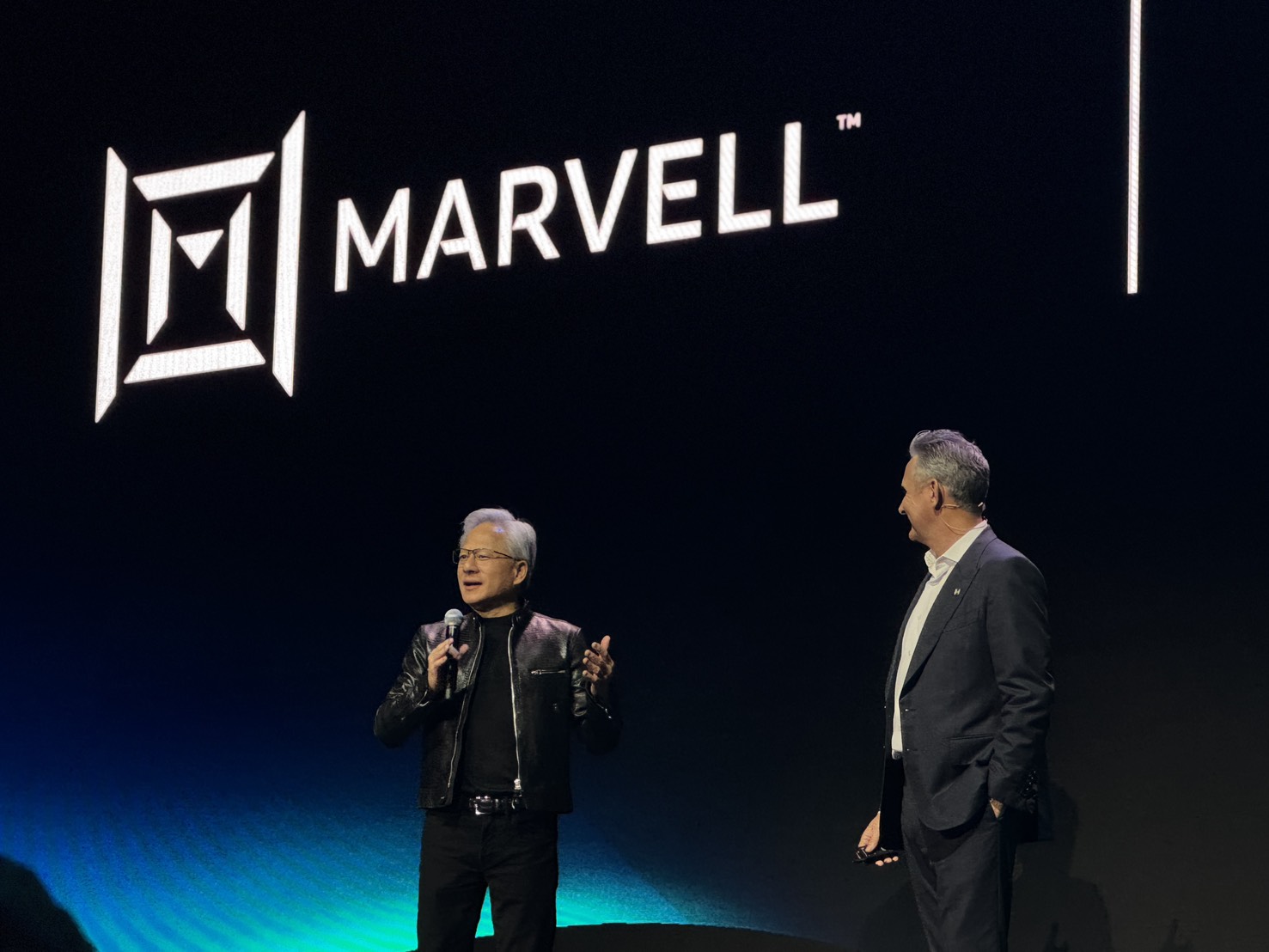COMPUTEX 2026/黃仁勳站台Marvell大談結盟商機 譽其「下個兆元產業」 1 輝達執行長黃仁勳今(2)日為Matt Murphy站台,笑稱自己是「最佳業務」,也分享輝達與Marvell結盟商機。(圖/記者孟圓琦攝)