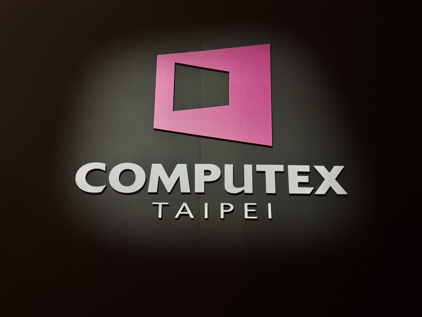 COMPUTEX 2026/黃仁勳站台Marvell大談結盟商機 譽其「下個兆元產業」 4 COMPUTEX 2026 以 「AI Together」 為主題,Marvell Technology 董事長暨執行長 Matt Murphy 主題演講以The Future of AI Scaling Depends on Connectivity」為題。(圖/記者孟圓琦攝)