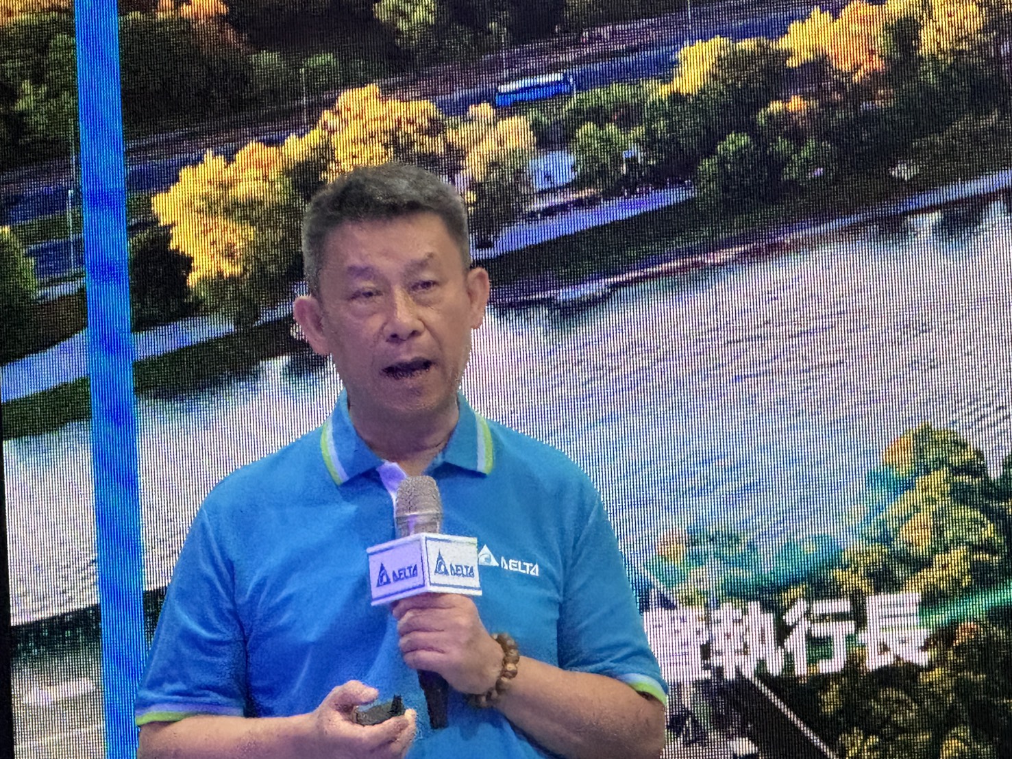 COMPUTEX 2026/台達攜手輝達強攻實體與邊緣AI 數位雙生技術落地智慧製造 2 台達董事長暨執行長鄭平表示:「AI 資料中心規模不斷擴展,龐大的電力需求對傳統電網帶來極大考驗,提升能源效率與供電穩定性已是當務之急,更推動微電網成為關鍵趨勢。」(圖/記者孟圓琦攝)