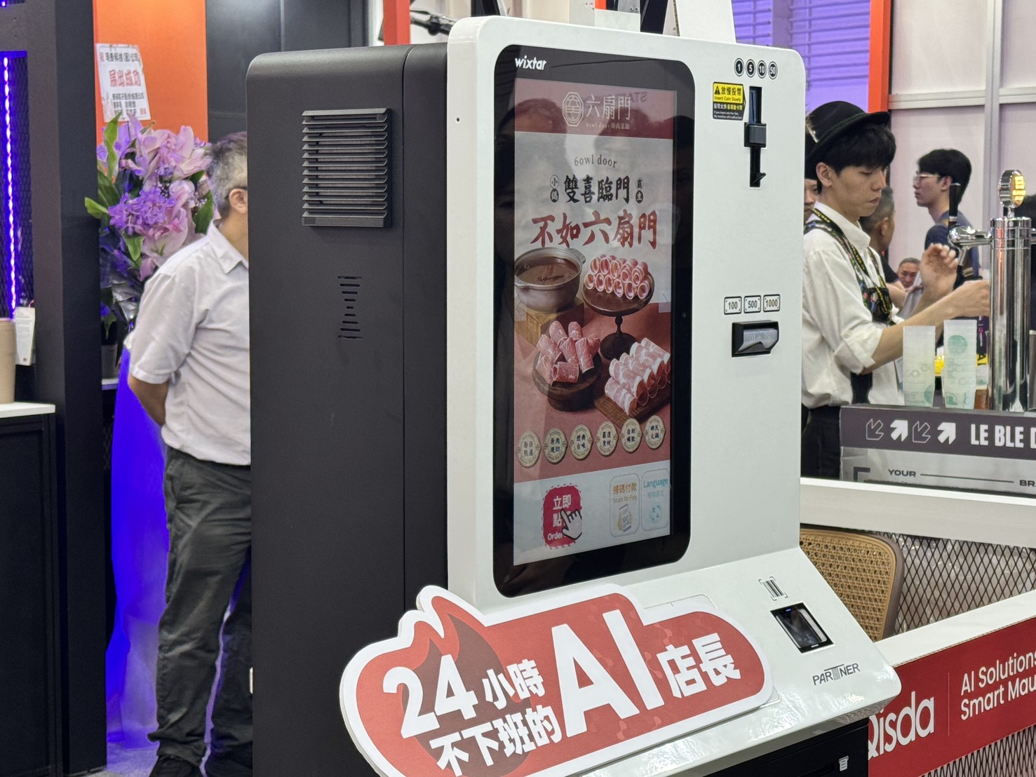 前台消費場景透過自助點餐機與掃碼點餐，整合VLM場景認知分析，即時偵測顧客猶豫或操作停滯，主動引導完成點餐、AI推薦商品與套餐，以主動推薦提升客單價，同步緩解前台人力負擔。（圖／記者 孟圓琦攝）