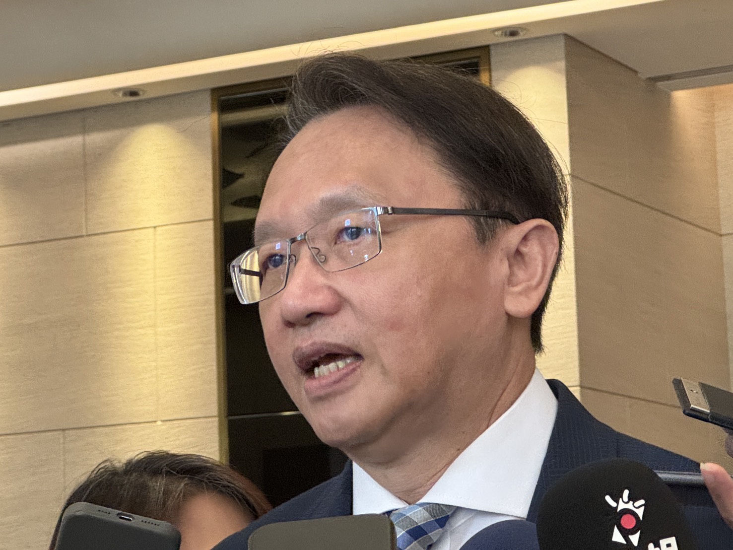 宏碁陳俊聖:下半年PC市場三大買氣分流 降規與延遲採購成關鍵 1 宏碁董事長陳俊聖分析,在價格壓力下,下半年的 PC 消費者需求將呈現「三種分流」的趨勢。(圖/記者 孟圓琦攝)