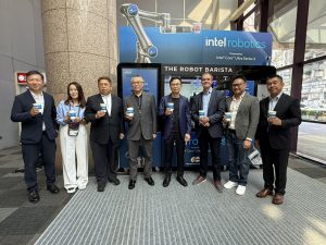 AI人工智慧學院 4 Newegg攜手Carota科絡達、Sensory AI展示Sensory AI ROBOT Cafe,從點單、製作到交付,都可以自動完成。 (圖/記者彭夢竺攝影)