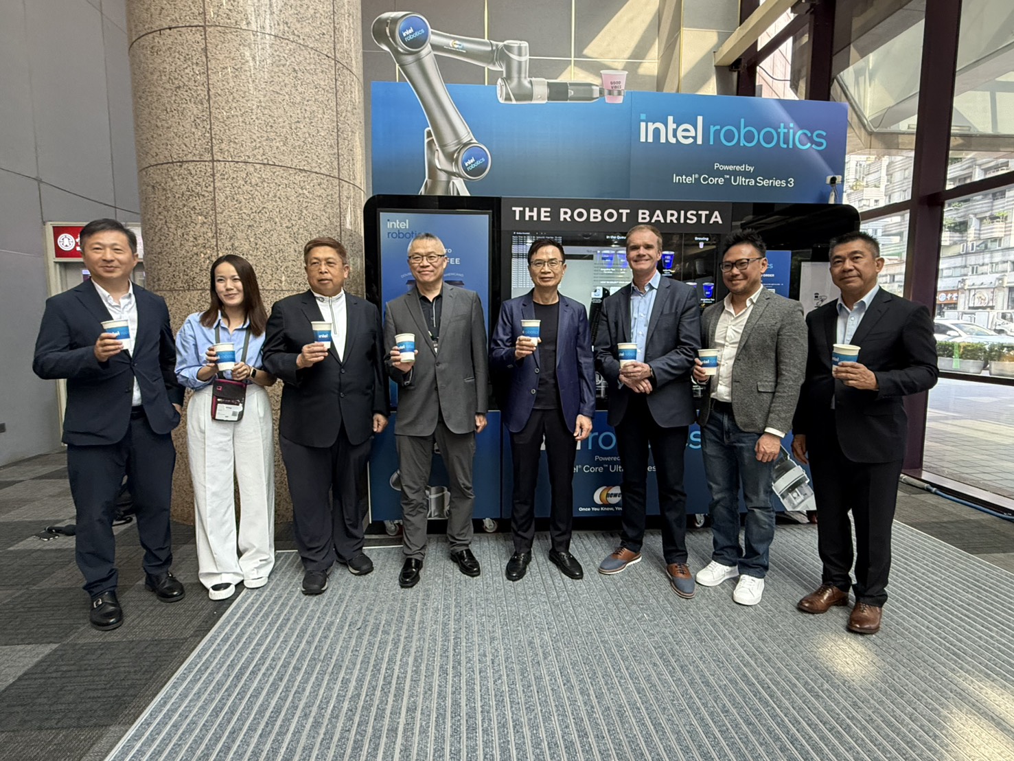 Newegg攜手Carota科絡達、Sensory AI展示Sensory AI ROBOT Cafe，從點單、製作到交付，都可以自動完成。 （圖／記者彭夢竺攝影）