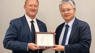 普渡大學代表團訪教育部 鏈結臺美半導體產學研合作 5 劉政務次長國偉致贈禮品予普渡大學基金會執行長Dr. Chad Pittman