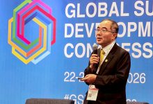 臺大校長陳文章受邀出席代表臺灣參與THE 「2026 年全球永續發展高峰會」，並發表大會專題演說，講題為：《攜手同行：大學卓越的真正衡量標準》。（圖／臺大提供）