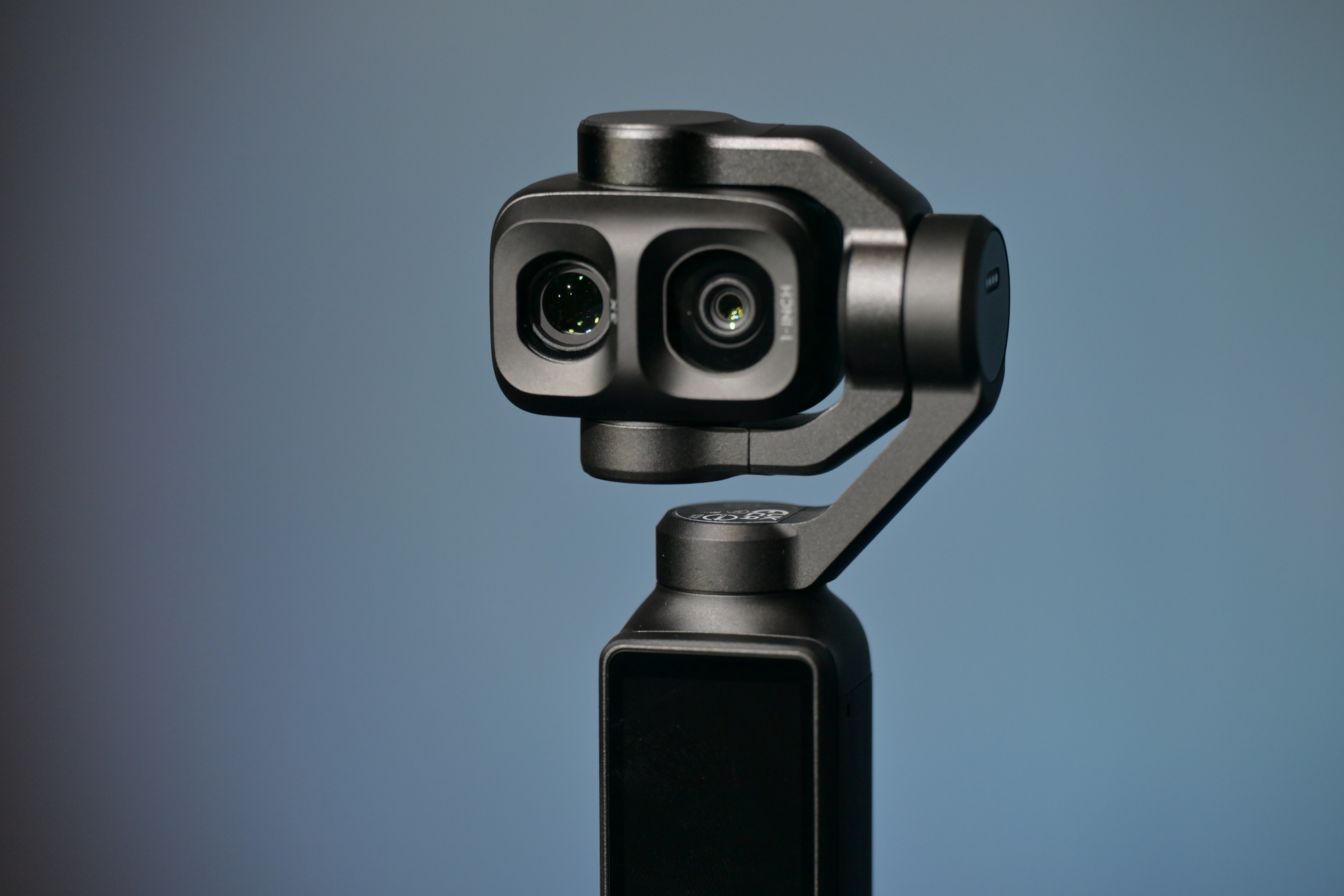 DJI Osmo Pocket 4P雙鏡頭，分別是1 英吋廣角鏡頭及1/1.28 英吋中焦鏡頭，具備 3 倍光學與 6 倍無損變焦能力，最高支援12倍數位變焦。（圖／DJI提供）
