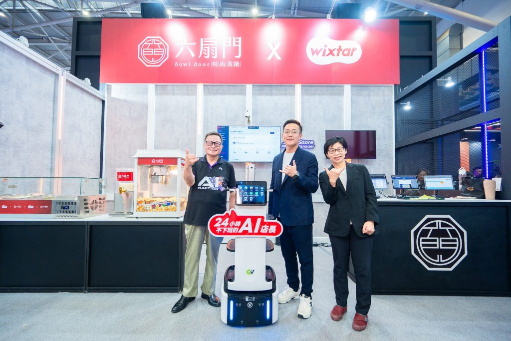 以六扇門實際營運場景為基礎的AI火鍋店展演「24 小時不下班的 AI 店⻑」如何貫穿點餐、巡店、 訂收貨與決策，完整覆蓋門市營運全場景。（圖／星益欣提供）