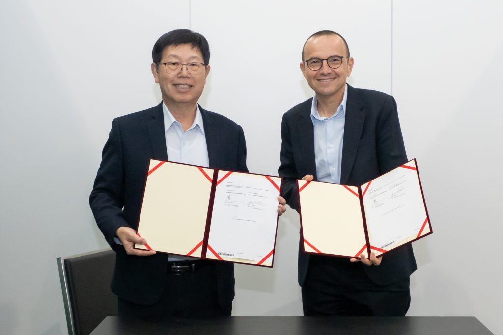 圖說：鴻海科技集團董事長劉揚偉（左）與施耐德電機執行長Olivier Blum（右）共同簽署策