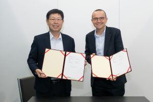 圖說：鴻海科技集團董事長劉揚偉（左）與施耐德電機執行長Olivier Blum（右）共同簽署策