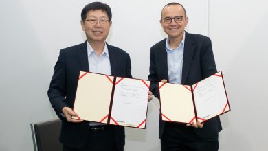 圖說：鴻海科技集團董事長劉揚偉（左）與施耐德電機執行長Olivier Blum（右）共同簽署策