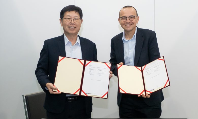 圖說：鴻海科技集團董事長劉揚偉（左）與施耐德電機執行長Olivier Blum（右）共同簽署策