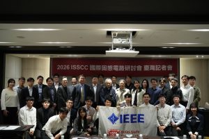 清華電機師生於 2026 ISSCC（國際固態電路研討會）台灣記者會合影。清華電機歷年於 ISSCC 表現傑出，展現先進積體電路設計領域的研究實力。（圖／清大電機提供）