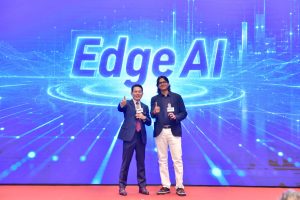 COMPUTEX 2026/研華攜手NVIDIA推「AI Factory Brain」 AI Agent實測節能10%、產線效率提升12% 1 研華嵌入式事業群總經理張家豪(左) 與NVIDIA 機器人與邊緣運算副總裁 Deepu Talla (右)。(圖/研華提供)