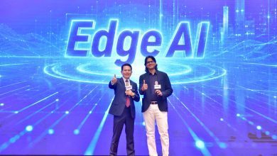 COMPUTEX 2026/研華攜手NVIDIA推「AI Factory Brain」 AI Agent實測節能10%、產線效率提升12% 3 研華嵌入式事業群總經理張家豪(左) 與NVIDIA 機器人與邊緣運算副總裁 Deepu Talla (右)。(圖/研華提供)