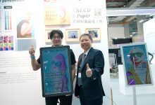 虹彩光電COMPUTEX 2026展會中展出最新產品「廣告小飛俠（AD Walker）」，將「真全彩、低功耗、超寬溫」產品優勢應用於行動戶外廣告。（圖／虹彩光電提供）