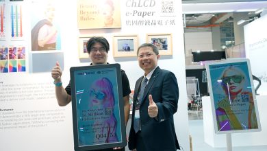 虹彩光電COMPUTEX 2026展會中展出最新產品「廣告小飛俠（AD Walker）」，將「真全彩、低功耗、超寬溫」產品優勢應用於行動戶外廣告。（圖／虹彩光電提供）