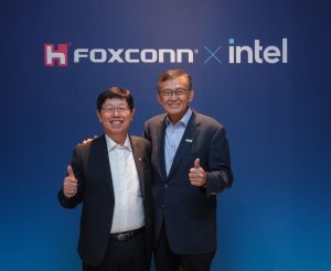AI人工智慧學院 3 鴻海科技集團董事長劉揚偉左與英特爾執行長陳立武右宣布雙方進行策略合作