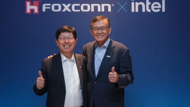 鴻海科技集團董事長劉揚偉左與英特爾執行長陳立武右宣布雙方進行策略合作