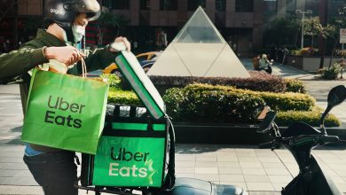 Uber Eats推出「即時提領報酬」功能，外送合作夥伴無須等待每週自動匯款，只要透過平台夥伴端 App，即可依自身需求提前將已賺取的行程費用提領至綁定的銀行帳戶，提領款項最快可於數分鐘內入帳。（圖／Uber Eats提供）