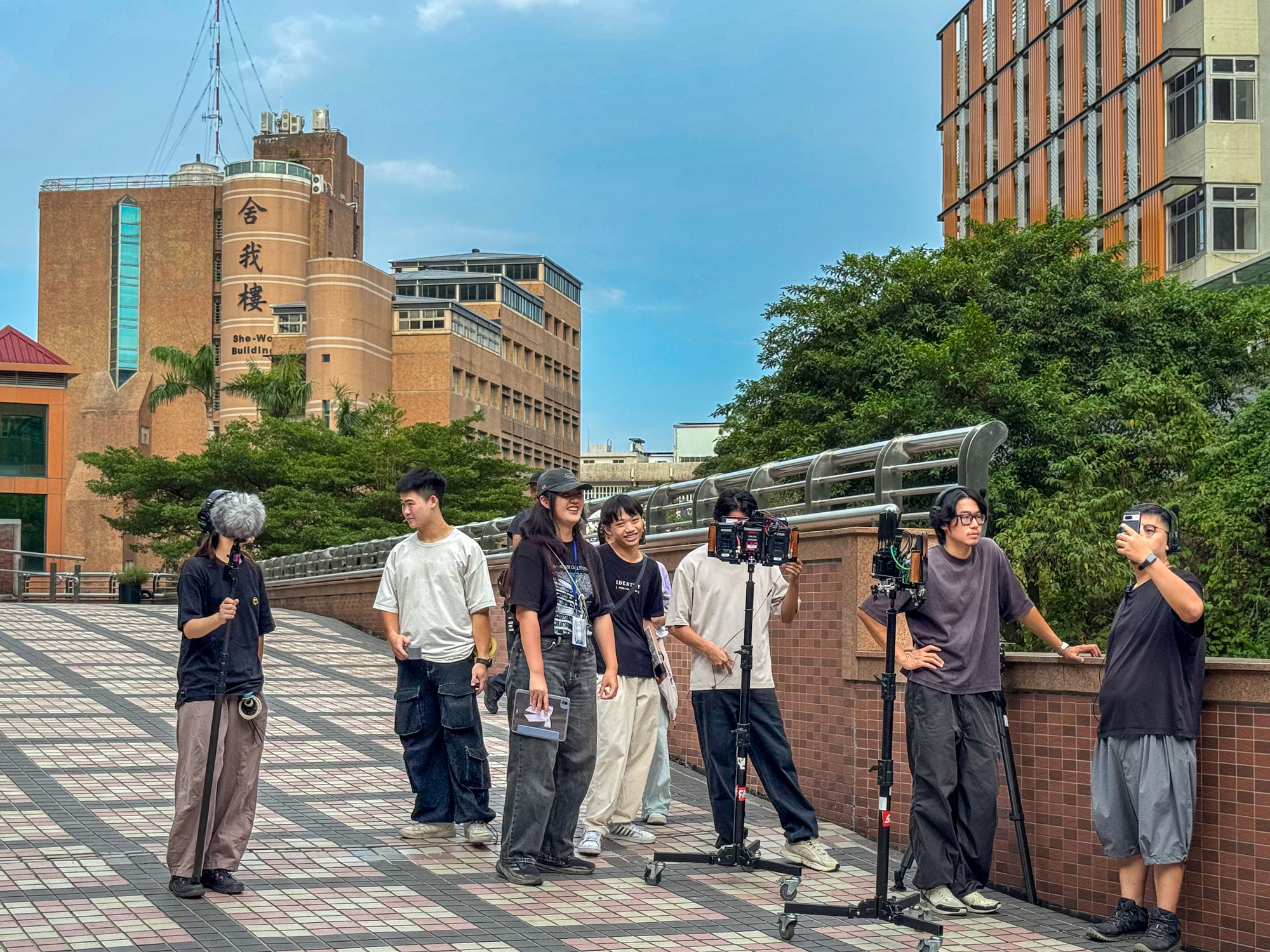 02.世新大學直式微短劇專案拍攝現場，學生實際參與片場分工、劇本發想與拍攝流程