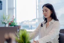 在新鮮人求職市場競爭日益激烈的情況下，面試過程中，除了履歷之外，重要的是展現積極度與韌性。 （圖／123RF）