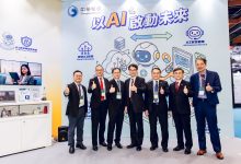 中華電信展現「以AI啟動未來」的創新實力與企業AI解決方案。中華電信執行副總林文智(右二)、中華電信企業客戶分公司副總經理韓政憲(左二)、數位發展部。（圖／中華電信提供）
