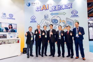 中華電信前進2026 AI WAVE SHOW AI賦能企業智慧轉型再升級 1 中華電信展現「以AI啟動未來」的創新實力與企業AI解決方案。中華電信執行副總林文智(右二)、中華電信企業客戶分公司副總經理韓政憲(左二)、數位發展部。(圖/中華電信提供)