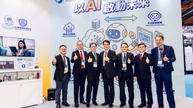 中華電信前進2026 AI WAVE SHOW AI賦能企業智慧轉型再升級 3 中華電信展現「以AI啟動未來」的創新實力與企業AI解決方案。中華電信執行副總林文智(右二)、中華電信企業客戶分公司副總經理韓政憲(左二)、數位發展部。(圖/中華電信提供)