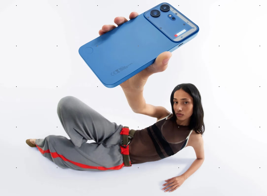 Nothing Phone (4b) 亮藍新機吸睛降臨!強續航、高 CP 值入門機首選 1 Nothing Phone (4b)以全新繽紛一體式機身設計,搭載5000萬畫素主鏡頭,從容每一天。(圖/擷取自nothing.tech官網)
