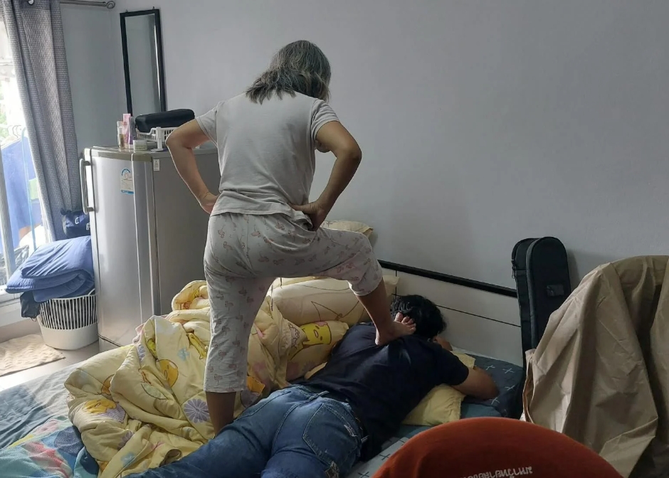 創作者在帖子下方親自幽默回應:「謝謝大家的關心。不過別擔心,我老婆心腸很溫柔,不會因為這種事記仇的。你們也看到了,她今天還是像往常一樣寵著我…」(圖/擷取自JOJOJOJOsoft reddit)