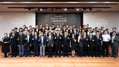 鴻海科技獎頒獎典禮隆重登場 產官學醫領袖齊聚勉勵青年研究者 4 2026鴻海科技獎頒獎典禮24名碩博士生榮獲研究獎勵金與鴻海實習機會