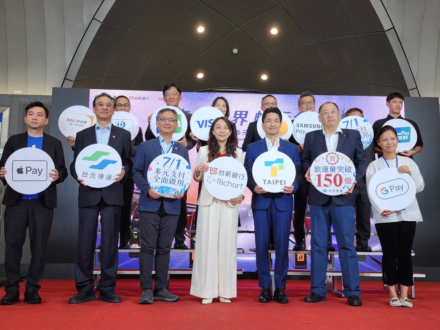 北捷多元支付全面啟用!7 月起刷五大信用卡直接進站、暢遊大台北 2 7月1日起,臺北捷運全面開放國內外信用卡及已綁定信用卡的手機行動支付感應閘門,旅客無須購票、免儲值,持手機或信用卡即可直接感應進出站。(圖/北捷提供)