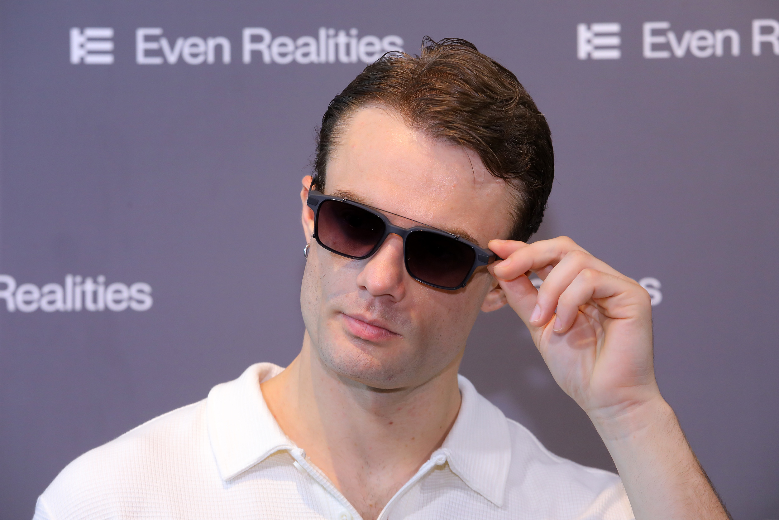 隱私優先!Even Realities G2智慧眼鏡支援 35 種語言翻譯與懸浮顯示、8月重磅登台 5 Even G2 墨鏡夾片套組(含收納套)建議售價 NT$3,990。(圖/創家 iNNOHOME提供)