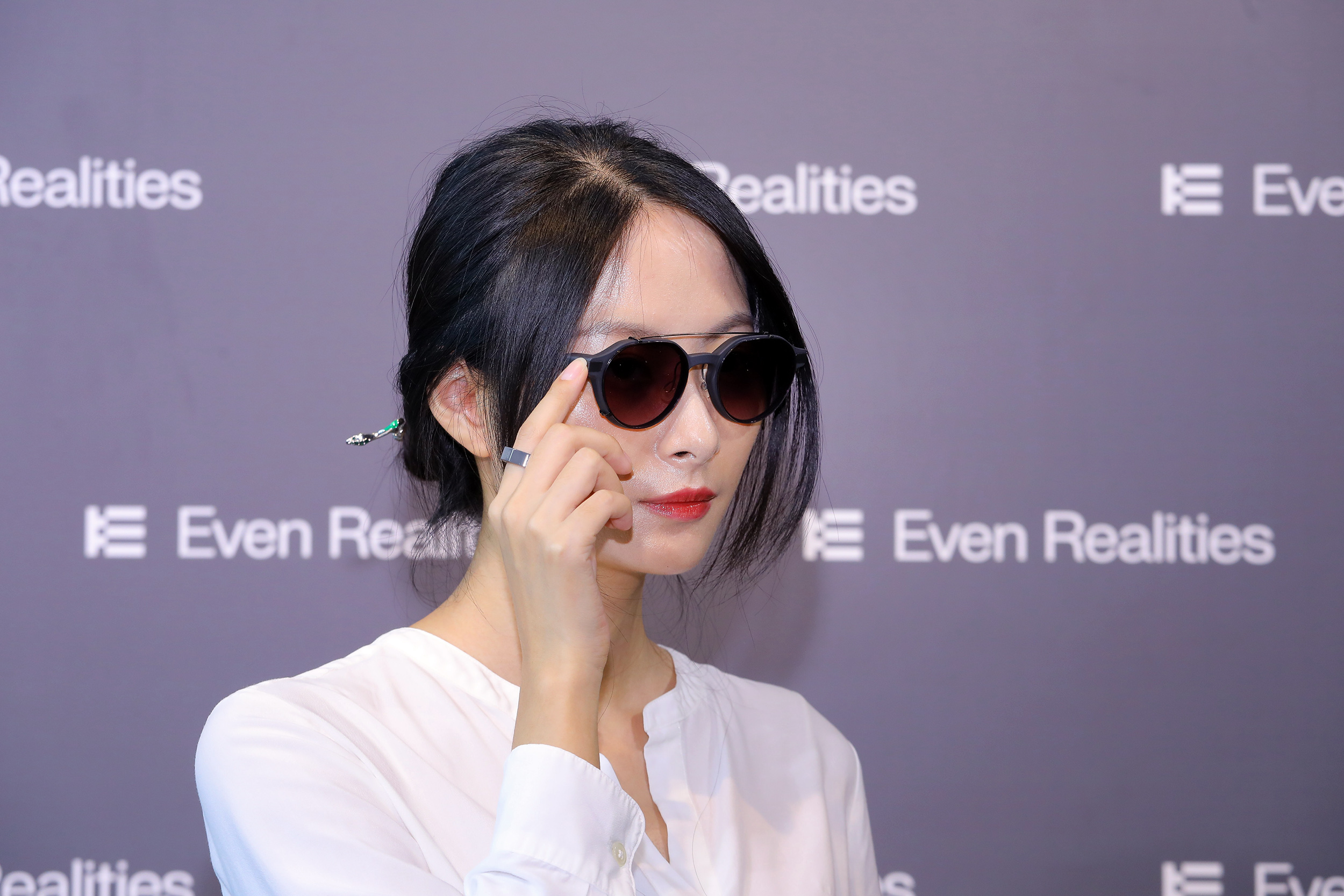 隱私優先!Even Realities G2智慧眼鏡支援 35 種語言翻譯與懸浮顯示、8月重磅登台 4 Even G2 墨鏡夾片套組(含收納套)建議售價 NT$3,990。(圖/創家 iNNOHOME提供)