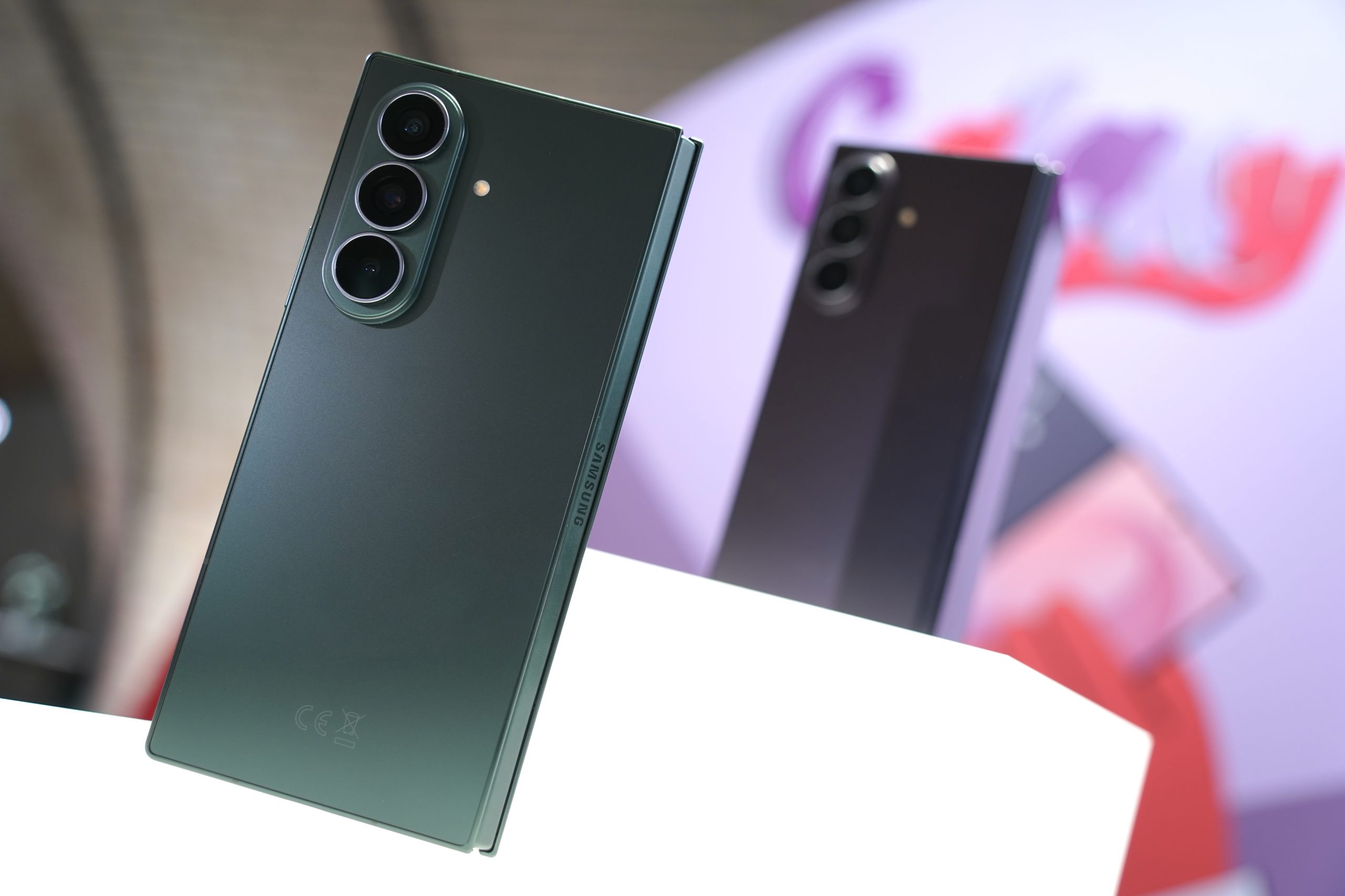 Galaxy Z Fold8 Ultra三星商城限定色焙茶綠（Green Shadow）。（圖／三星提供）