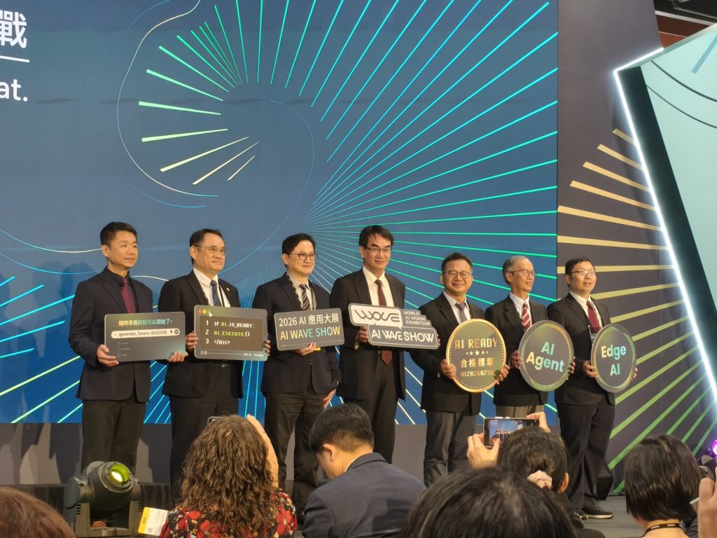 串聯亞太AI產業鏈 AI WAVE SHOW百家領航企業共創商機 1 AI WAVE SHOW 2026今(30)日起盛大登場,本屆展會以「AI Ready 即刻實戰」為核心,規劃三大主題展區與兩天國際論壇。(圖/記者許若茵攝)