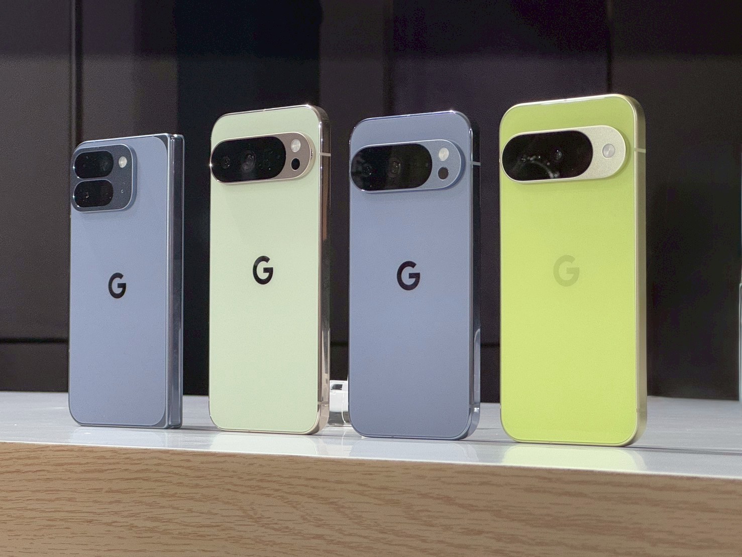 圖為 Google Pixel 10。據傳標準版 Pixel 11 將配備 6.3 吋 1080 x 2424 螢幕、4,985mAh 電池、256GB 儲存空間和 12GB 內存，售價 899 美元。（示意圖／記者 孟圓琦攝）