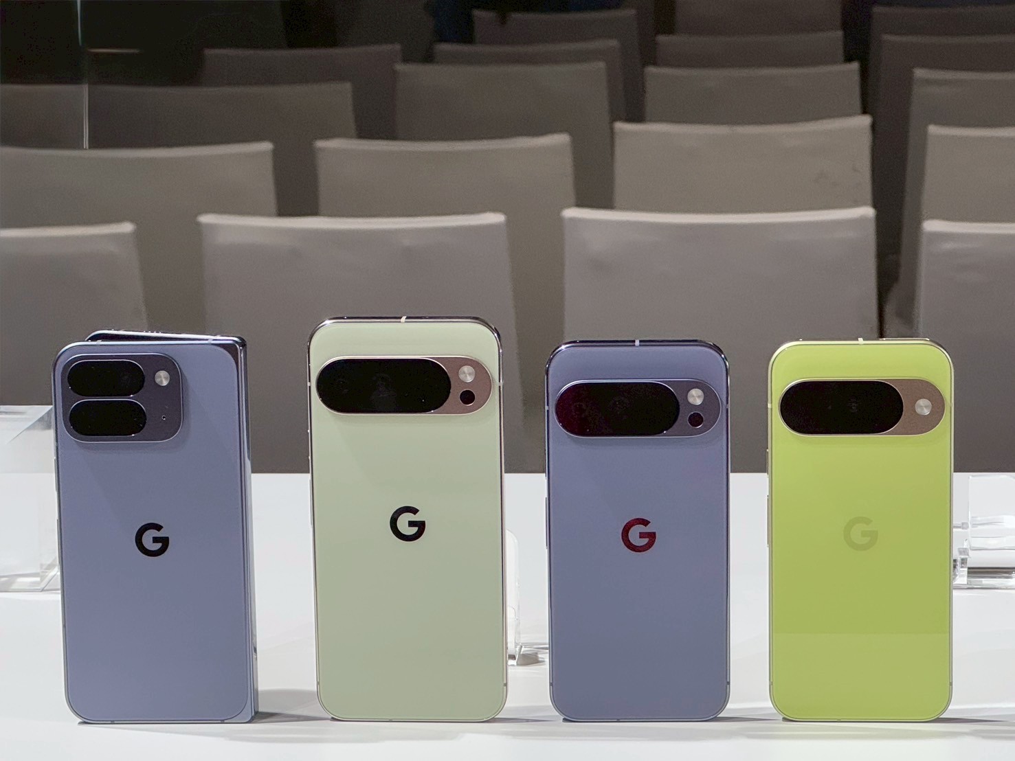 Google、三星兩大巨頭提前出招卡位!搶先發表對決蘋果首款摺疊機 1 圖為Pixel 10系列。最新 Pixel 折疊螢幕手機預計外觀與 Pixel 10 Pro Fold 相似,但有機會更薄,折疊後厚度約 10.1 毫米,展開後厚度約為 4.8 毫米,這與傳聞中蘋果折疊屏 iPhone 的厚度相差不大。(資料圖/記者 孟圓琦攝)