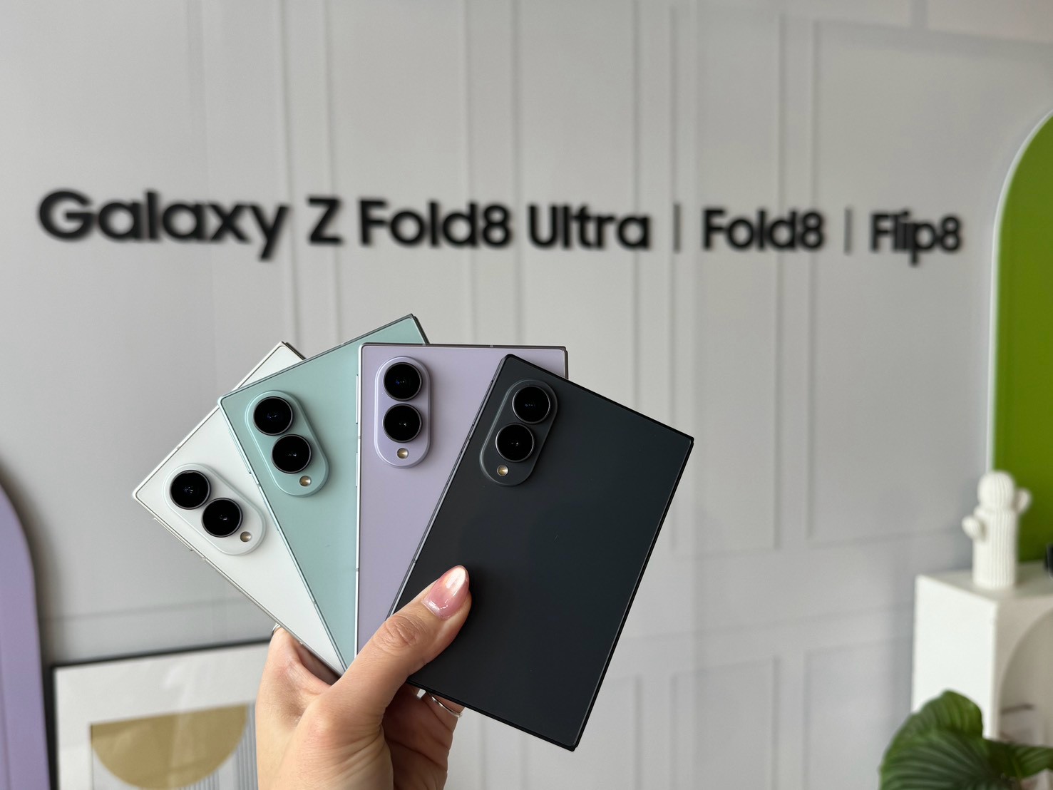 旗艦銷售佔比目標15%!三星 Z8 雙摺疊升級三旗艦戰線磅礡登場 5 Galaxy Z Fold8系列。圖左至右為:奶油白、三星商城限定色「開心果綠」、薰衣紫及石墨灰。加購Galaxy Watch Ultra2、Galaxy Watch9 系列再享 9 折優惠。(圖/記者 孟圓琦攝)