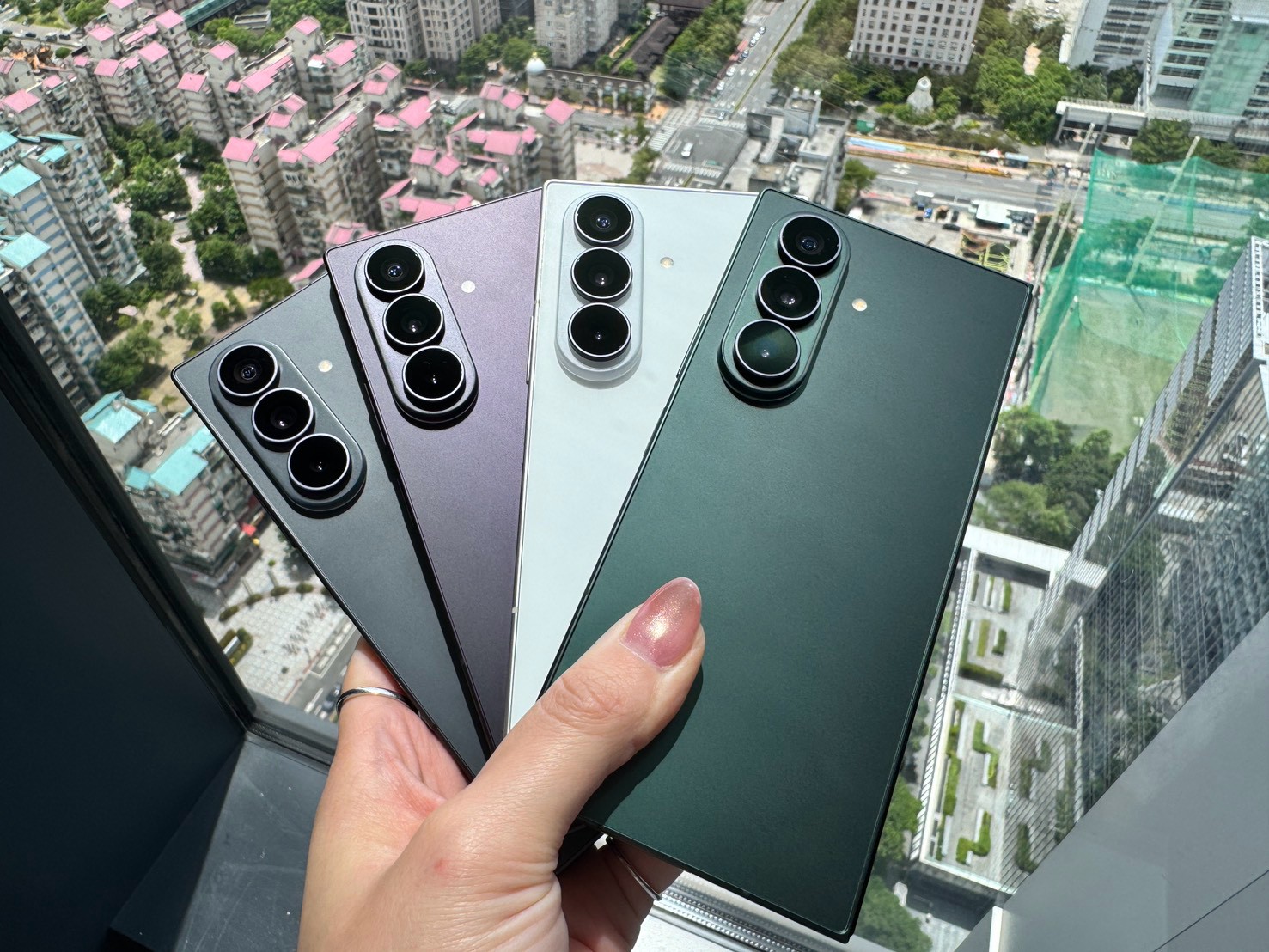 旗艦銷售佔比目標15%!三星 Z8 雙摺疊升級三旗艦戰線磅礡登場 4 Galaxy Z Fold8 Ultra全系列。圖左至右為:石墨灰、鳶尾紫、奶油白及三星商城限定色「焙茶綠」。(圖/記者 孟圓琦攝)