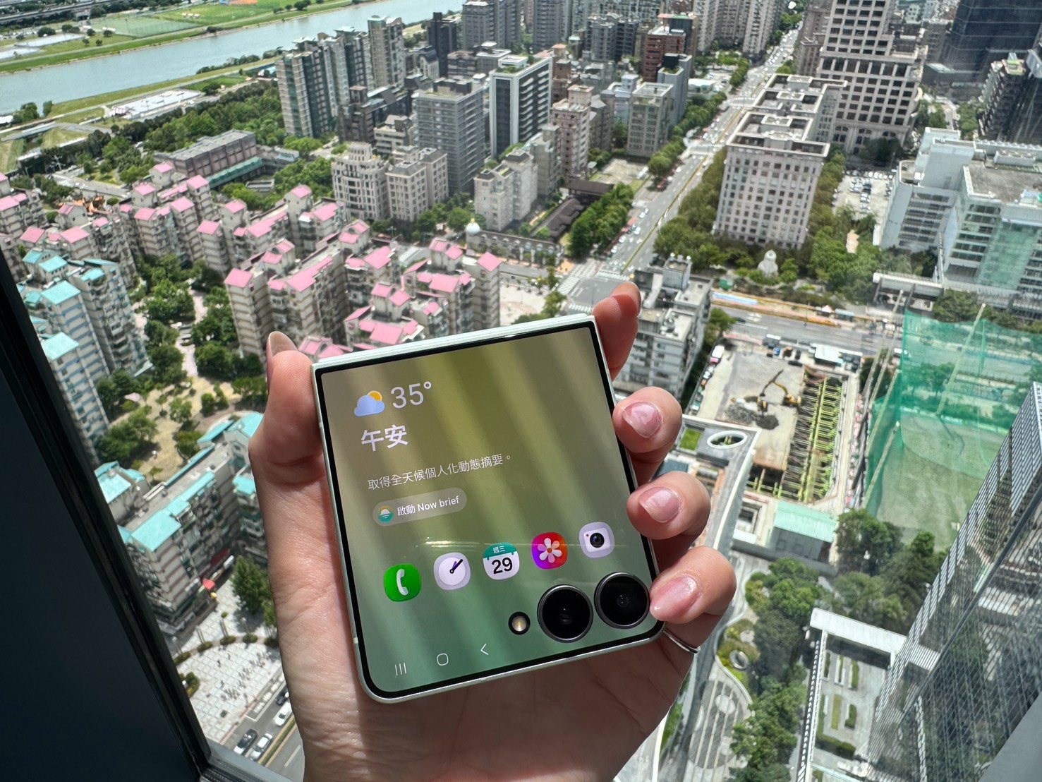 旗艦銷售佔比目標15%!三星 Z8 雙摺疊升級三旗艦戰線磅礡登場 6 圖為 Galaxy Z Flip8 三星商城限定色「薄荷綠」。預購並於指定通路投保【Samsung Care+ 全星守護行動裝置保險】,即可享最高首4個月保費優惠或Samsung Wallet 悠遊卡最高NT$1,000加值金回饋!(圖/記者 孟圓琦攝)