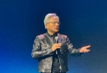 黑色皮夾克已然成為黃仁勳的標配，其中一件最近被送去蘇富比拍賣行拍賣，，經過 65 次競價，以96萬美元成交。（資料圖／記者 孟圓琦攝）