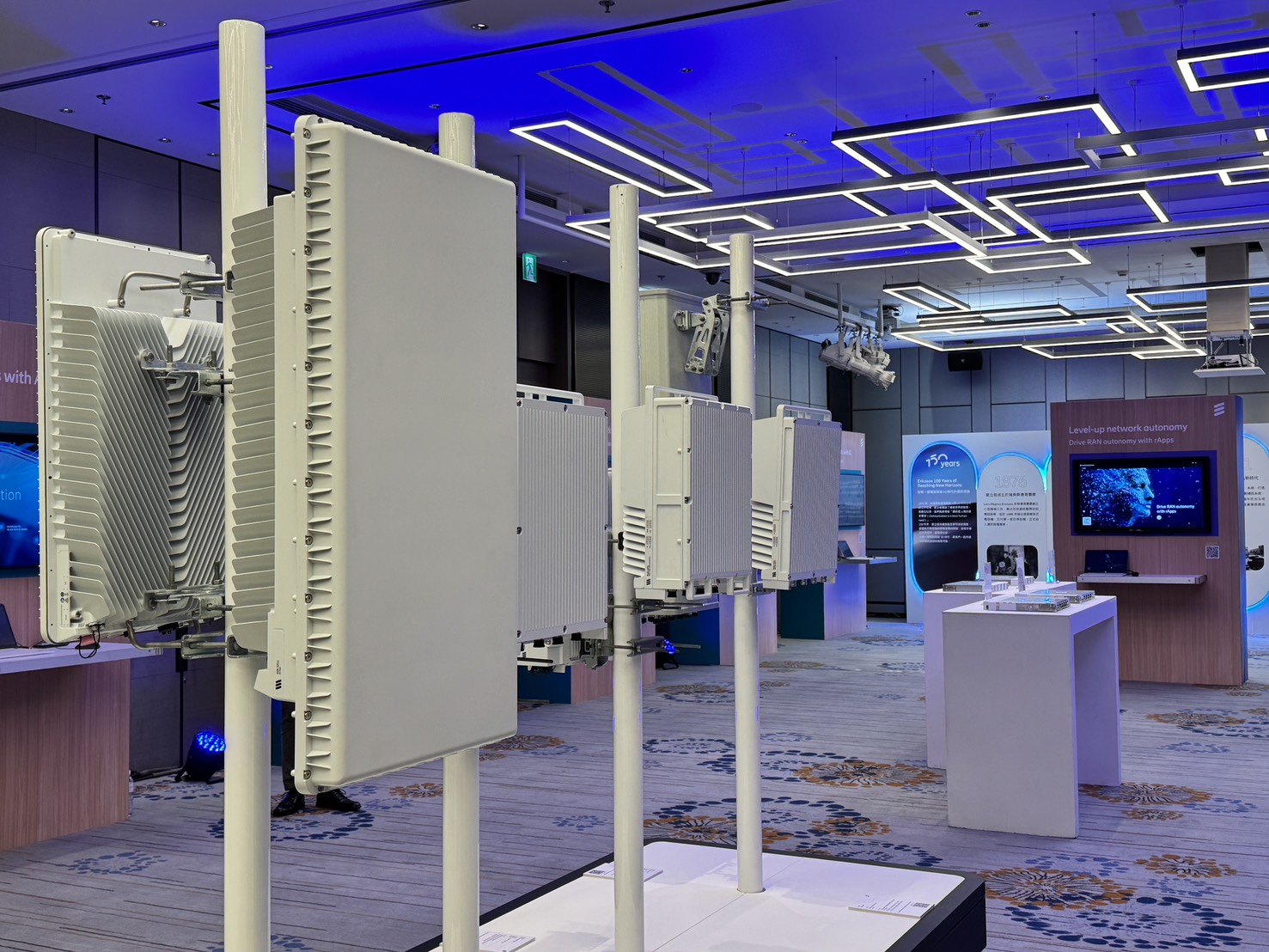 5G SA成企業數位轉型關鍵!愛立信揭示上行流量將暴增3倍關鍵 3 愛立信展示AI RAN技術應用,透過AI強化無線接取網路的資源調度與營運效率,推動行動網路邁向更高效能與自動化管理。(圖/記者 孟圓琦攝)