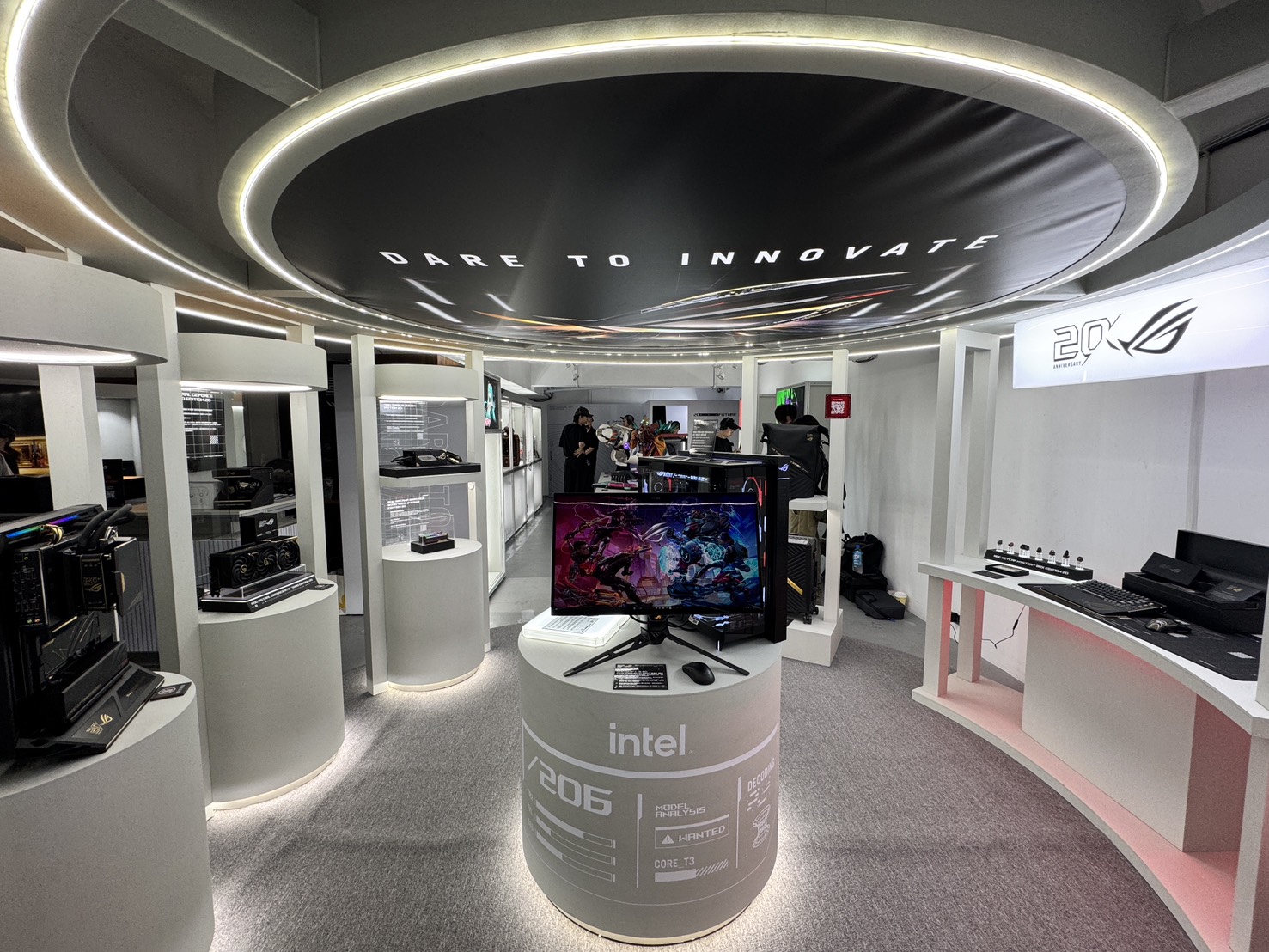 榮耀 20 年的無懼軌跡!敗家之眼 ROG 週年特展進駐中山商圈 終極配備曝光 12 【ROG 20th Annvi. POP-UP紀念特展】即日起舉辦於PPP Place,7/3(五)~7/12(日) 平日13:00-21:00 / 假日11:00-21:00。(圖/記者 孟圓琦攝)