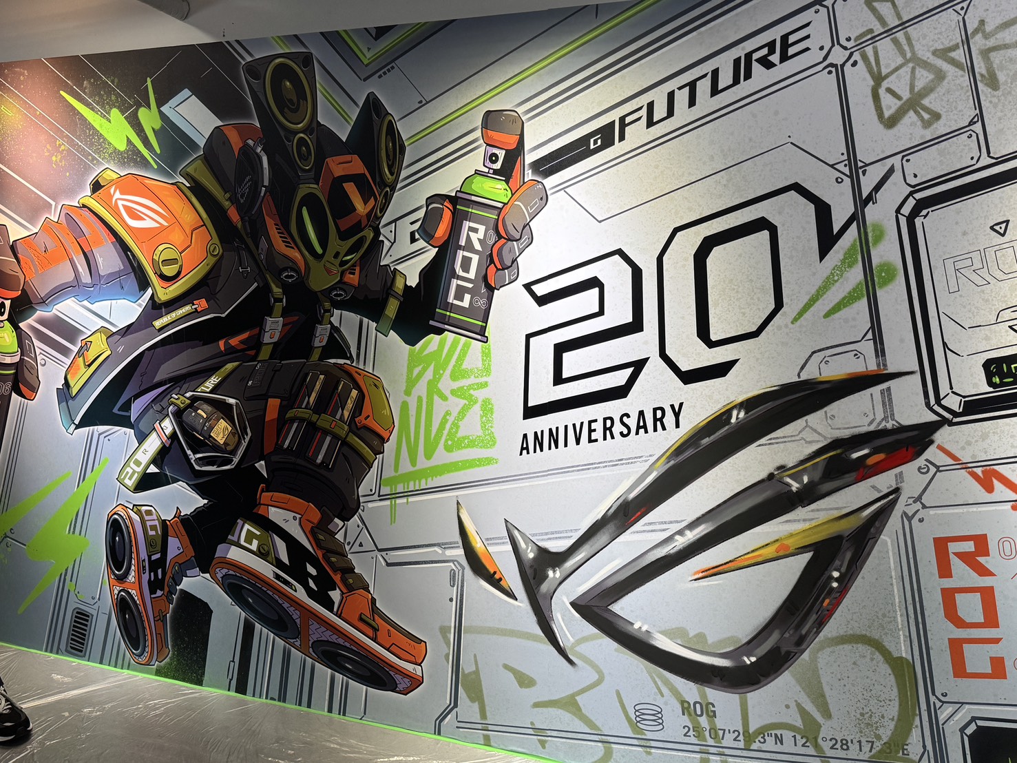 榮耀 20 年的無懼軌跡!敗家之眼 ROG 週年特展進駐中山商圈 終極配備曝光 2 知名藝術家BOUNCE以創作攜手ROG見證品牌周年。(圖/記者 孟圓琦攝)